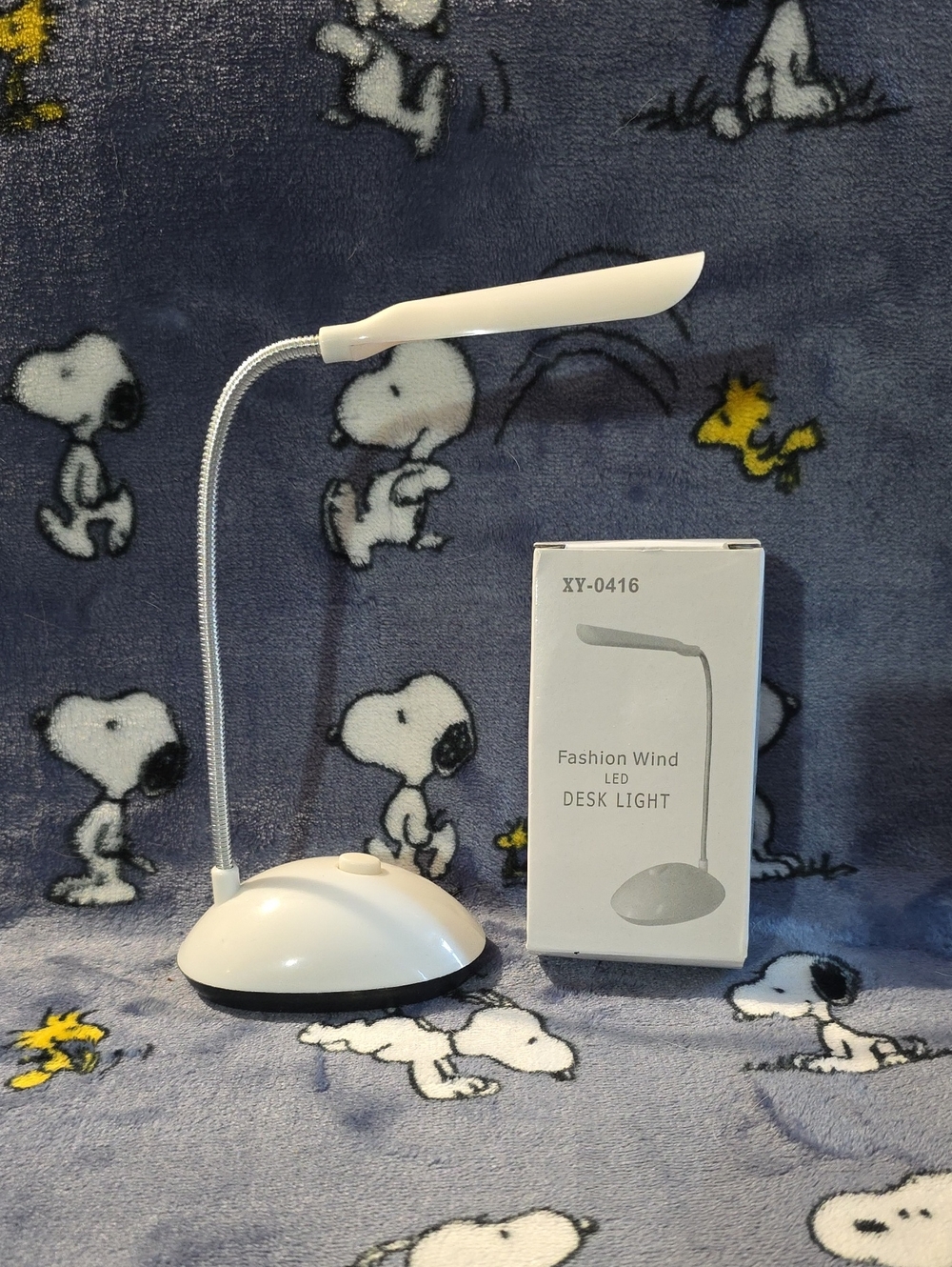 Fashion Wind White LED Desk Lamp - Modern Flexible Home Accent